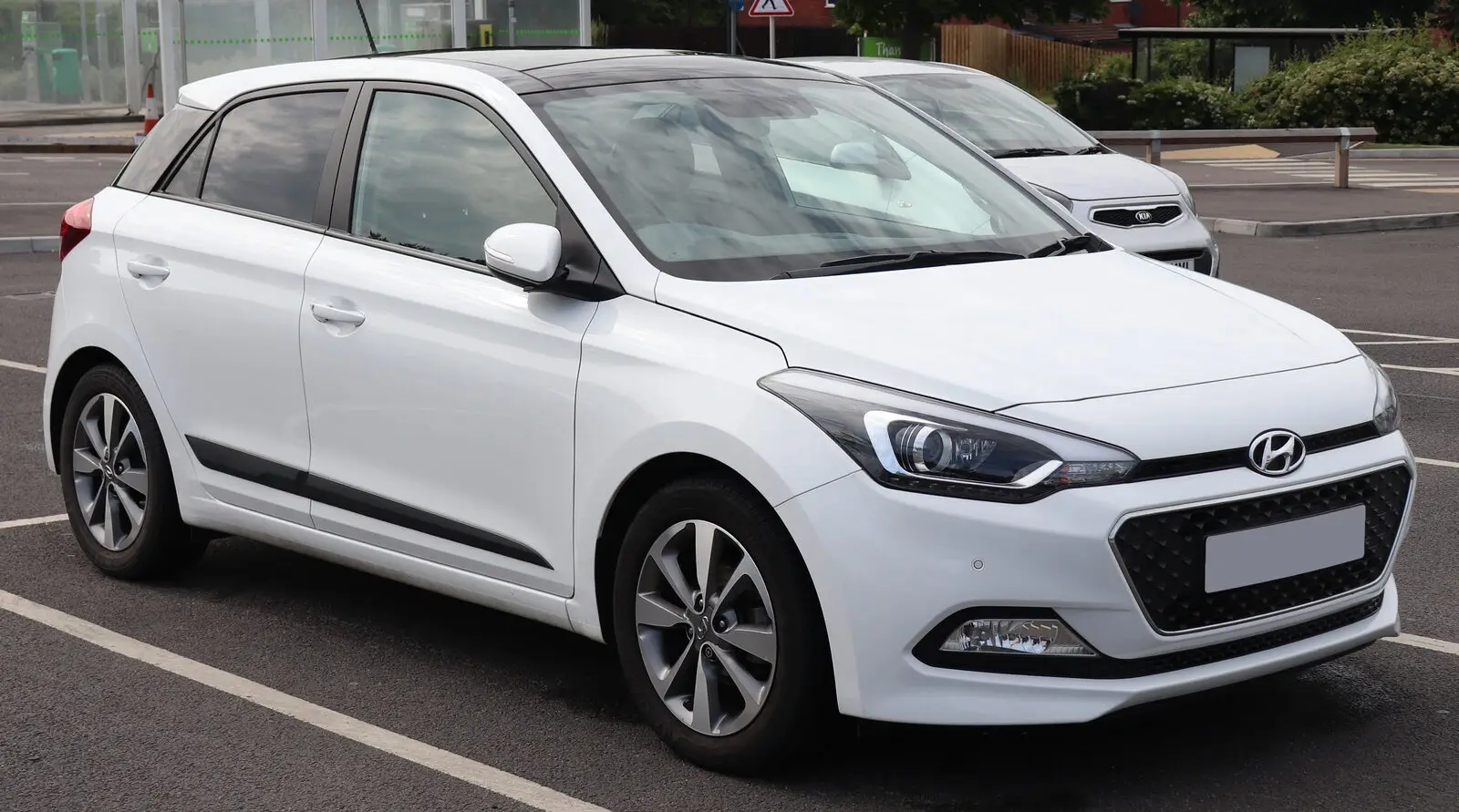 Hyundai i20 druge generacije (GB, 2015.) u bijeloj boji, pogled sprijeda sa strane