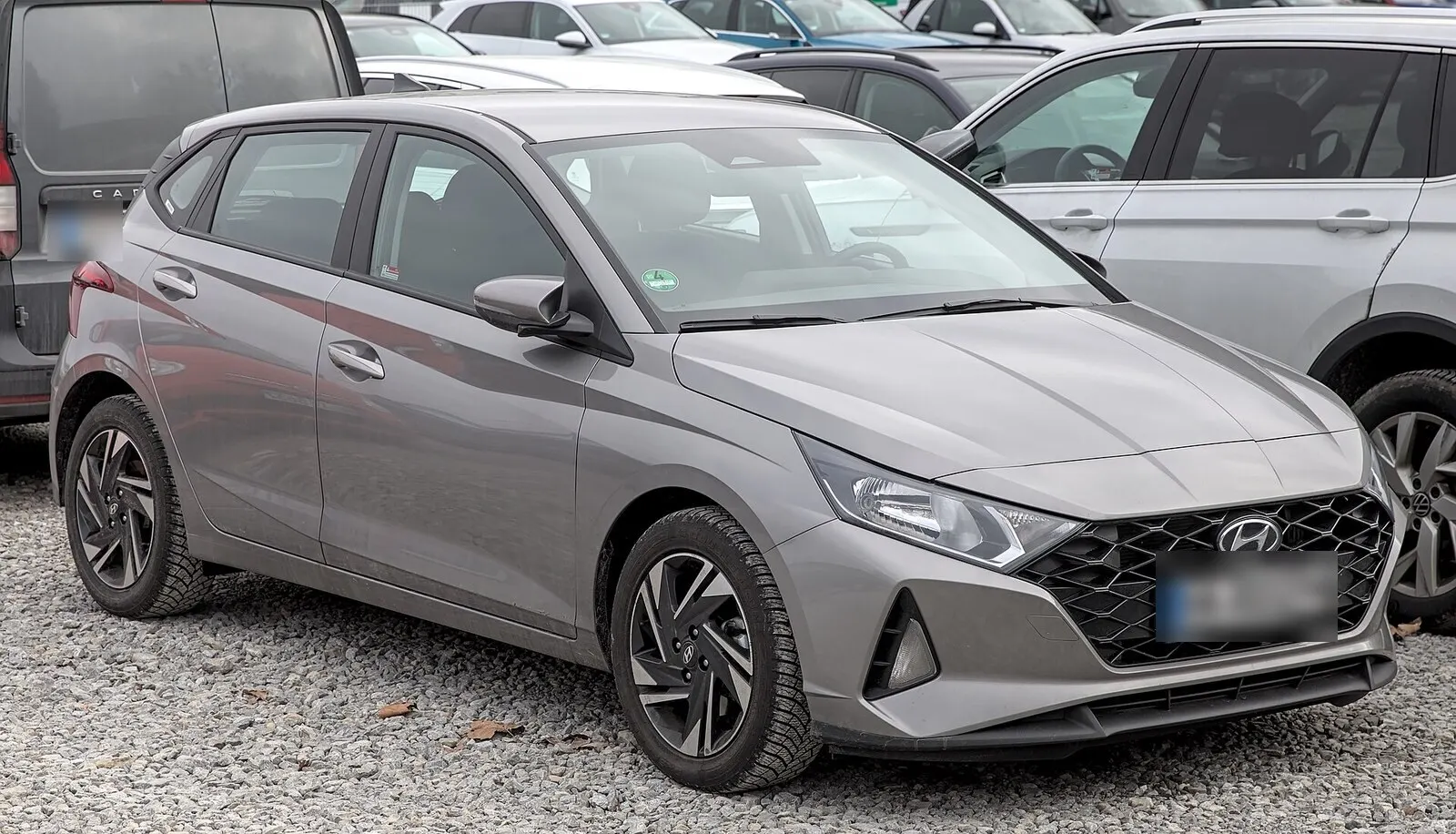Hyundai i20 treće generacije (BC3) u sivoj boji, pogled sprijeda sa strane