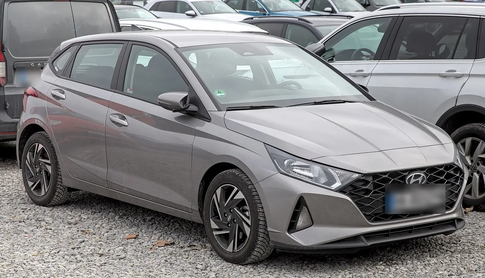 Hyundai i20 treće generacije (BC3) u sivoj boji, pogled sprijeda sa strane