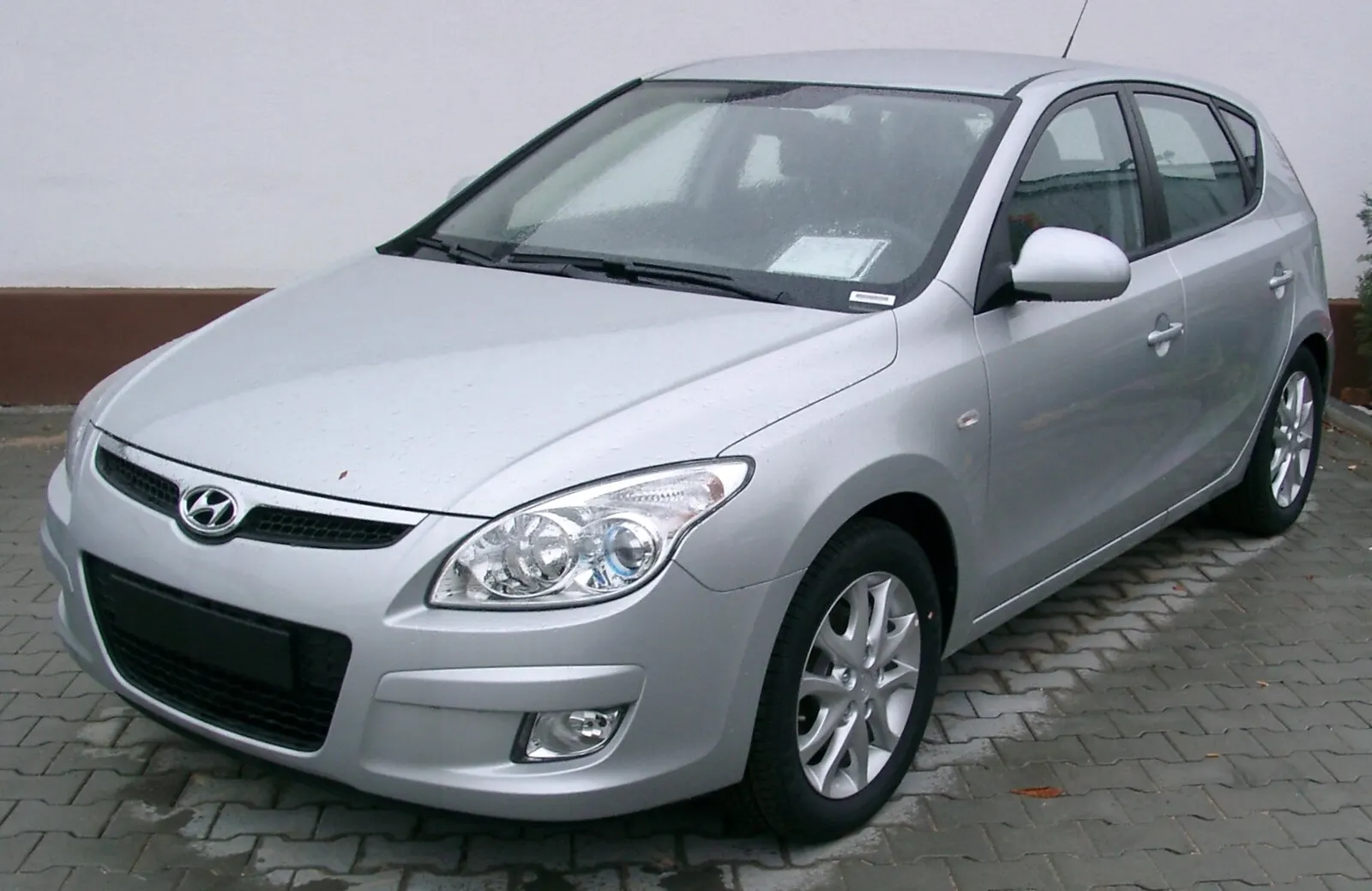 Hyundai i30 prve generacije (FD) u srebrnoj boji, pogled sprijeda sa strane