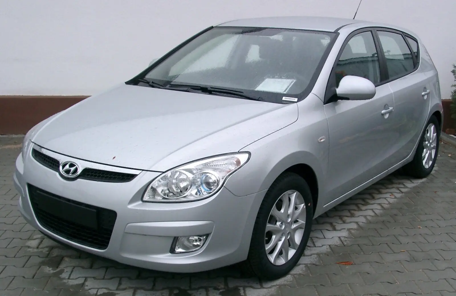 Hyundai i30 prve generacije (FD) u srebrnoj boji, pogled sprijeda sa strane