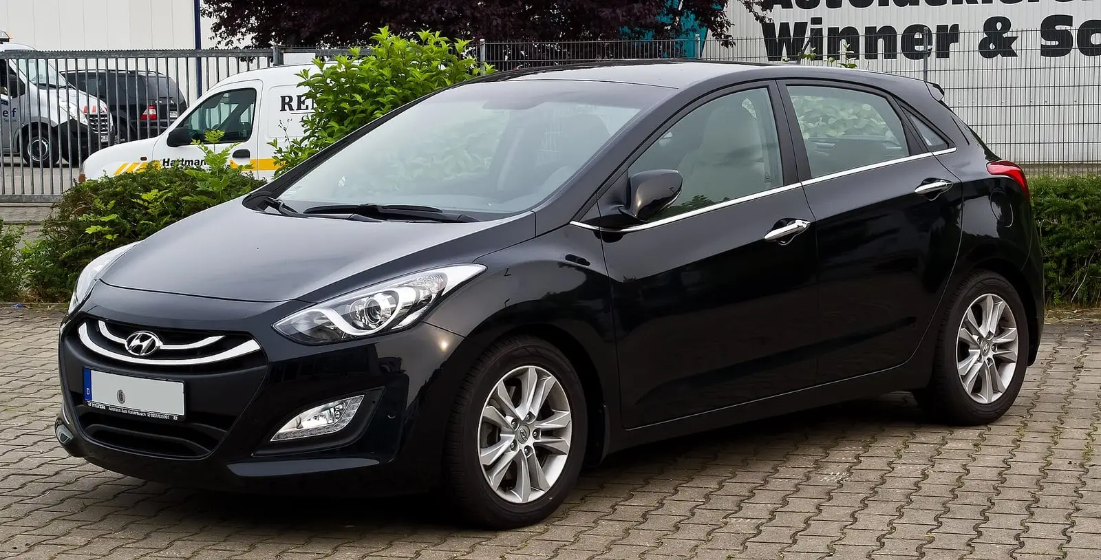 Hyundai i30 2 (GD) u crnoj boji, pogled sprijeda sa strane