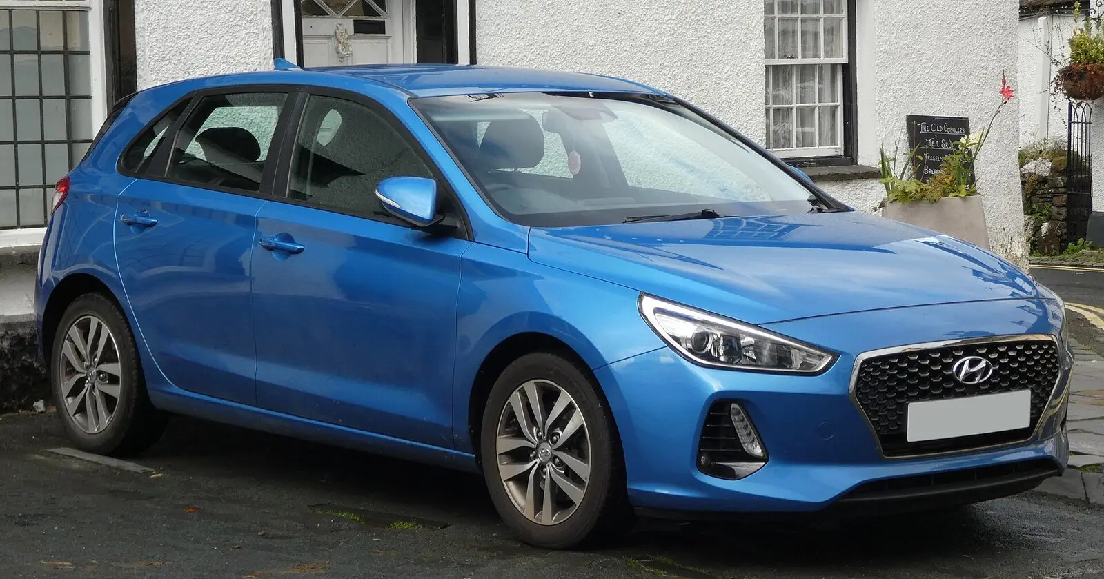 Hyundai i30 treće generacije (PD, 2017.) 1.0 T-GDi u plavoj boji, pogled sprijeda sa strane
