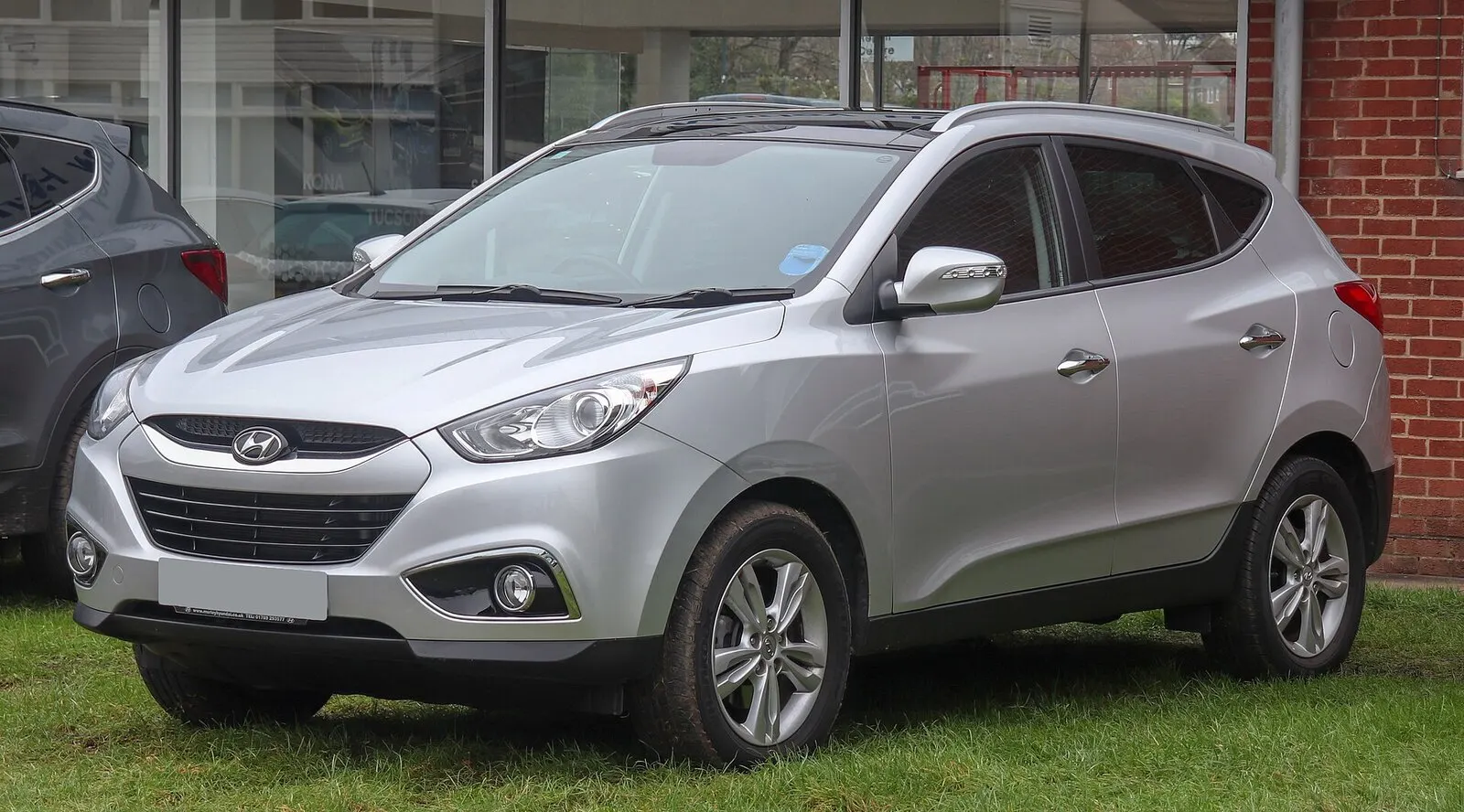 Hyundai ix35 (LM) Premium 1.7 CRDi (2013.) u srebrnoj boji, pogled sprijeda sa strane