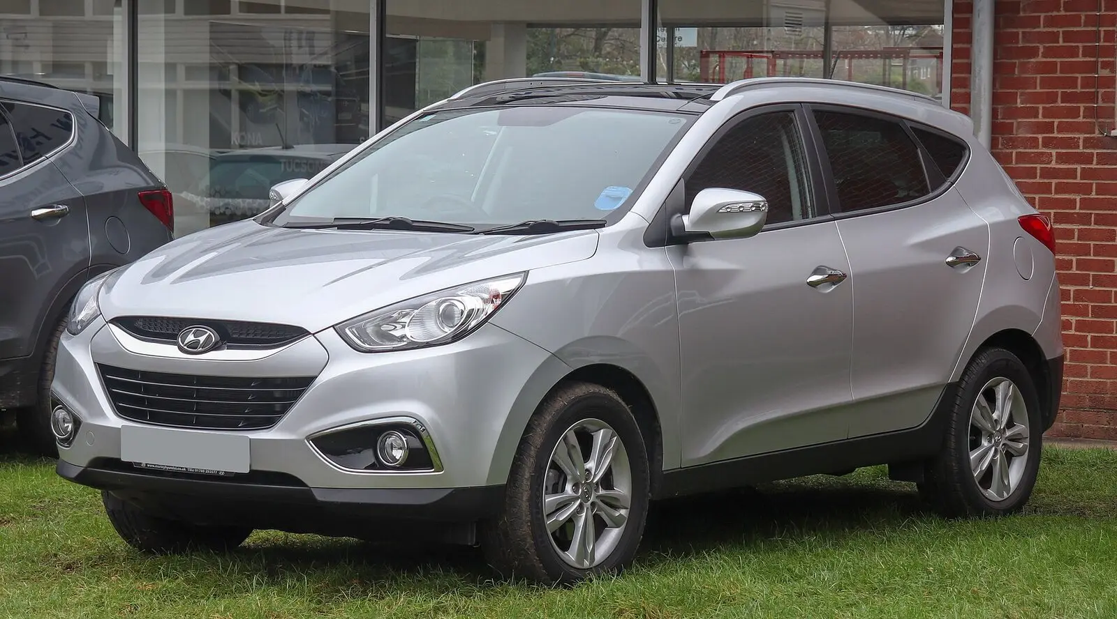 Hyundai ix35 (LM) Premium 1.7 CRDi (2013.) u srebrnoj boji, pogled sprijeda sa strane