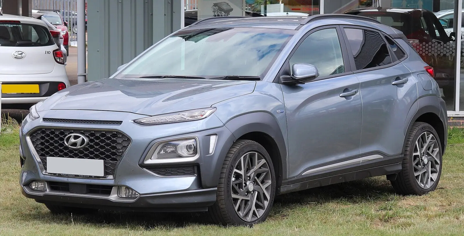 Hyundai Kona Hybrid prve generacije (OS, 2019.) u sivoplavoj boji, pogled sprijeda sa strane