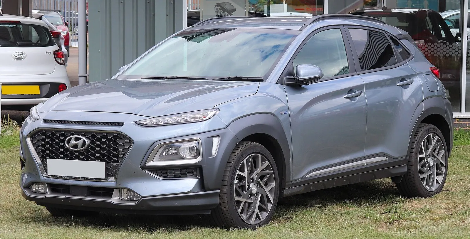 Hyundai Kona Hybrid prve generacije (OS, 2019.) u sivoplavoj boji, pogled sprijeda sa strane