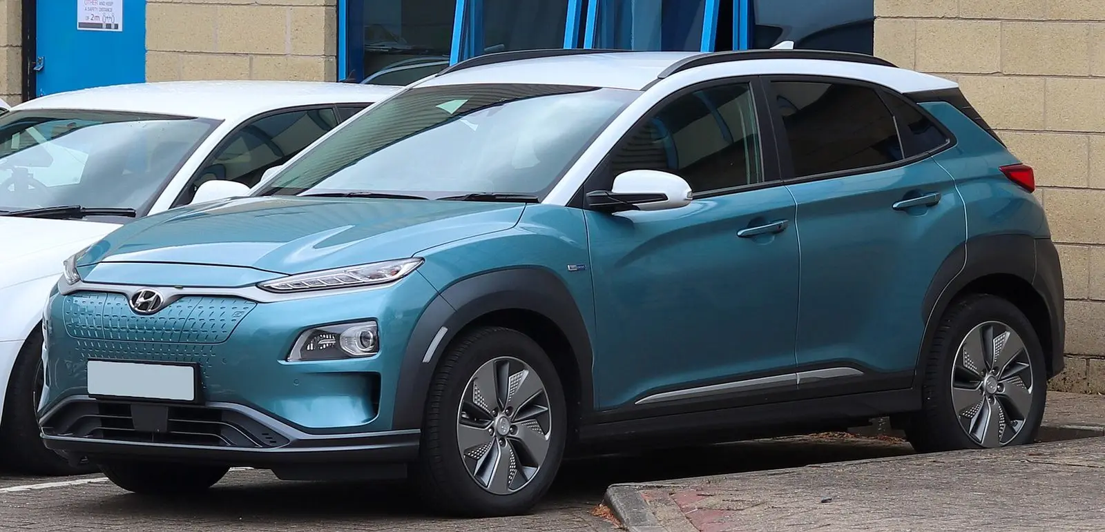 Hyundai Kona Electric prve generacije u tirkiznoj boji s bijelim krovom, pogled sprijeda sa strane