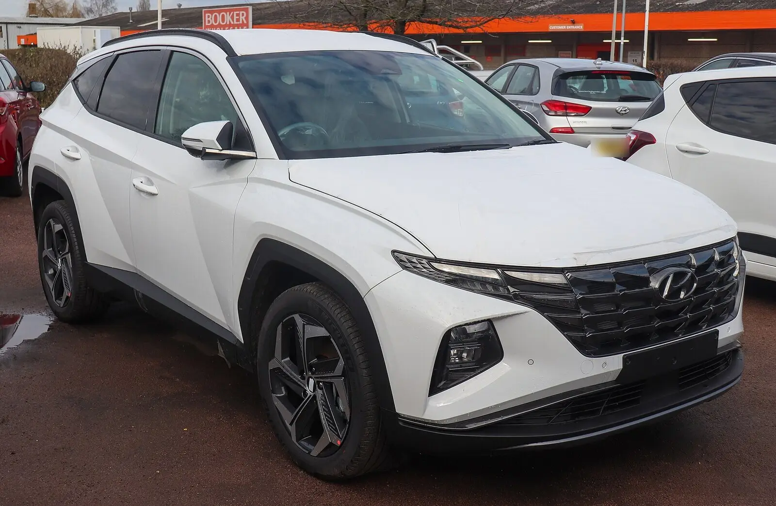 Hyundai Tucson četvrte generacije (NX4) 1.6 T-GDi mild hybrid u bijeloj boji, pogled sprijeda sa strane