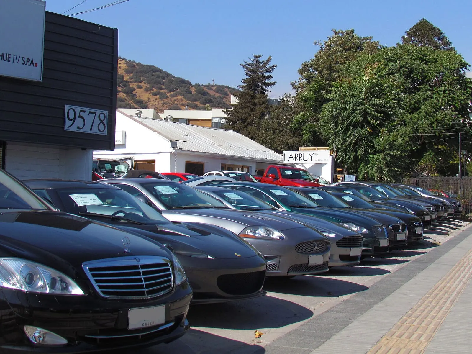 Niz rabljenih automobila s cijenama na prodajnom placu