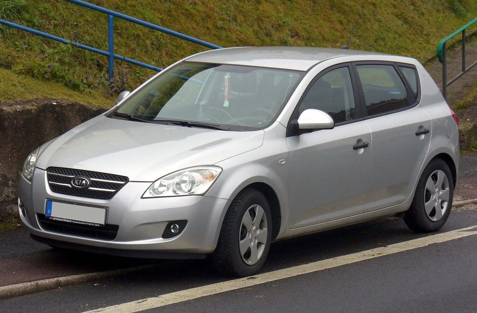 Kia cee'd ED (2007.) u srebrnoj boji, pogled sprijeda sa strane