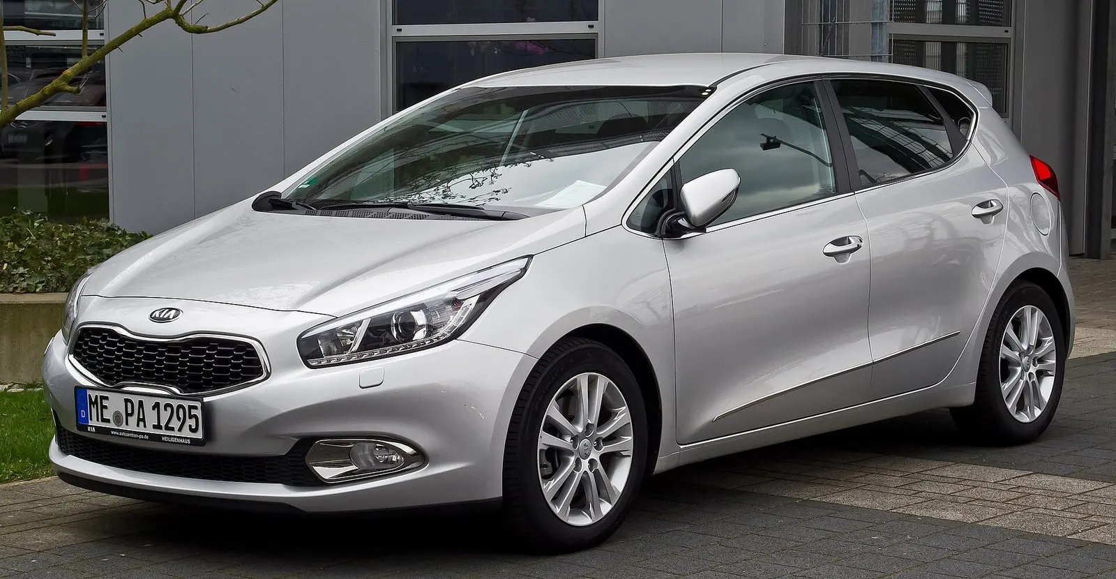 Kia cee'd 2 (JD) u srebrnoj boji, pogled sprijeda sa strane