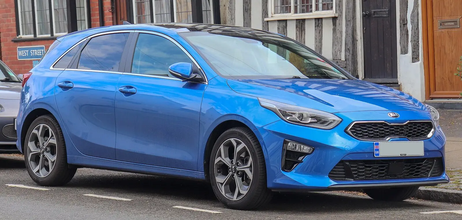 Kia Ceed treće generacije (CD, 2018.) u plavoj boji, pogled sprijeda sa strane