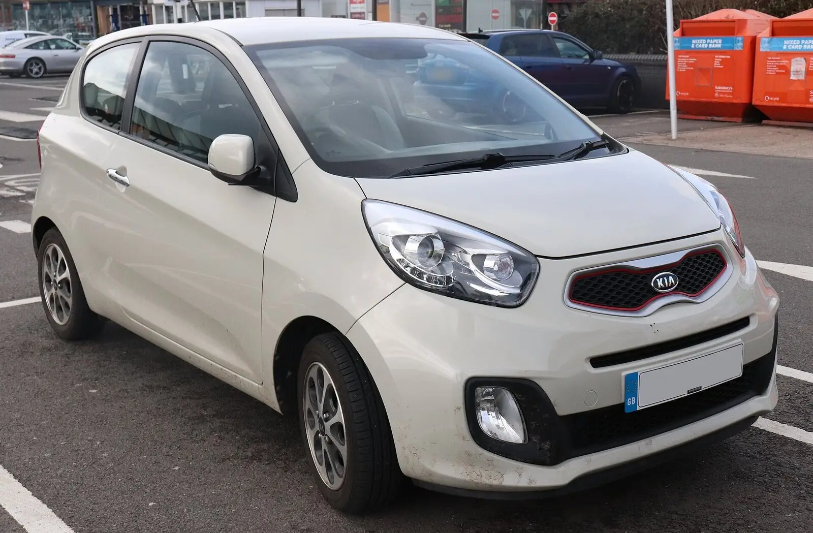 Kia Picanto druge generacije s troja vrata (2012.) u bijeloj boji, pogled sprijeda sa strane