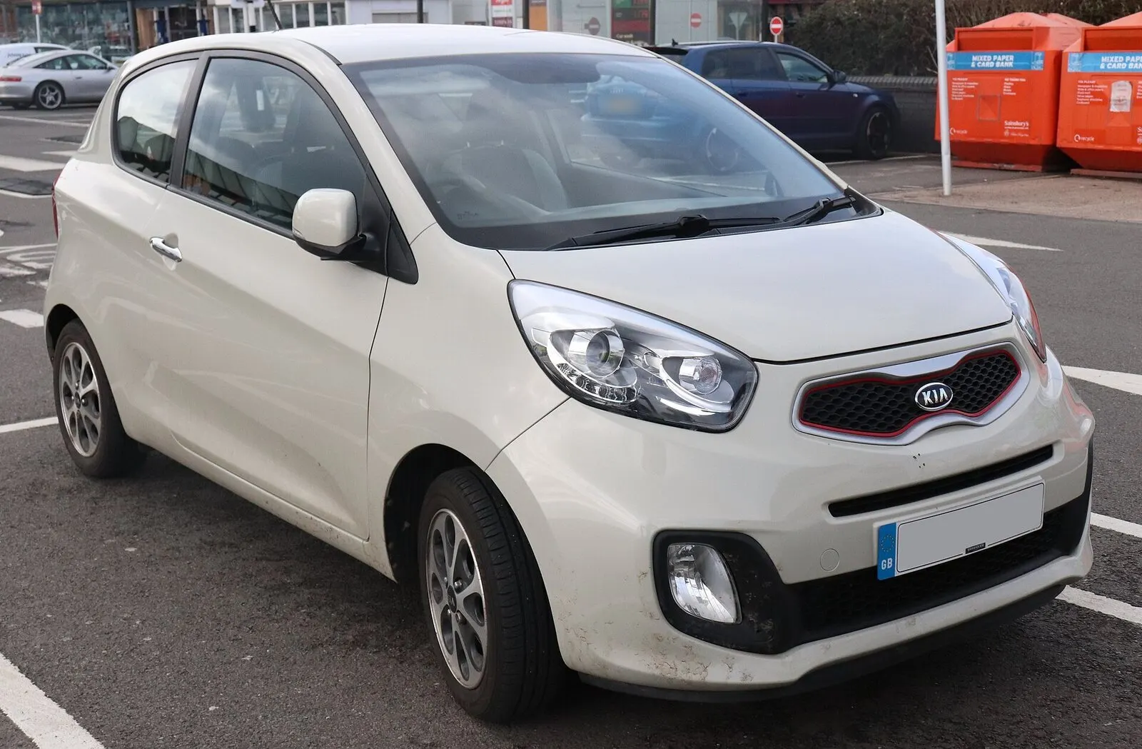 Kia Picanto druge generacije s troja vrata (2012.) u bijeloj boji, pogled sprijeda sa strane