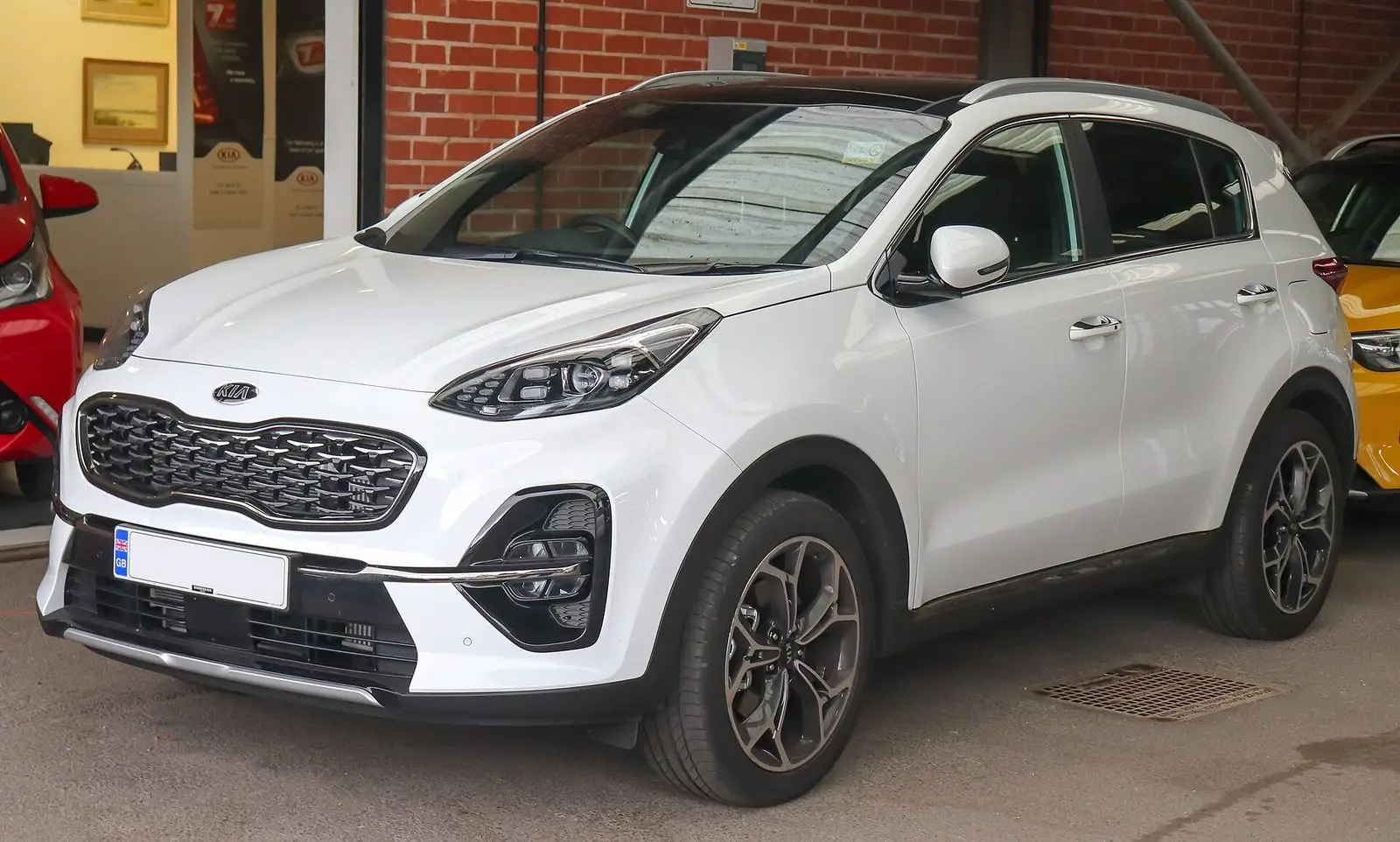 Kia Sportage 4 (QL, facelift) GT-Line u bijeloj boji, pogled sprijeda sa strane