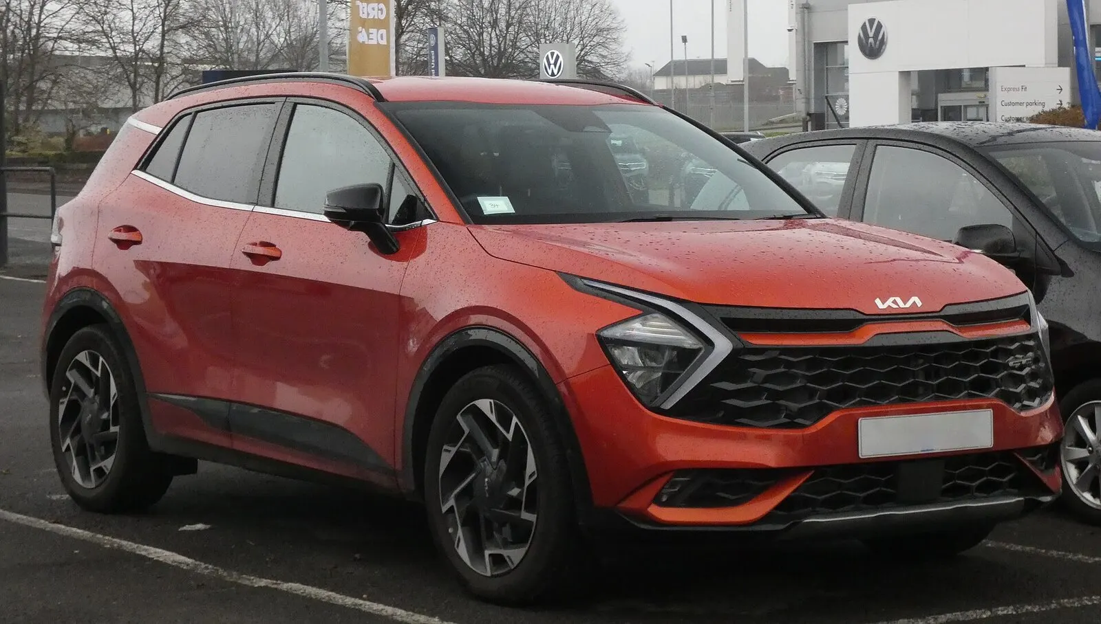Kia Sportage pete generacije (NQ5) GT-Line u narančastoj boji, pogled sprijeda sa strane