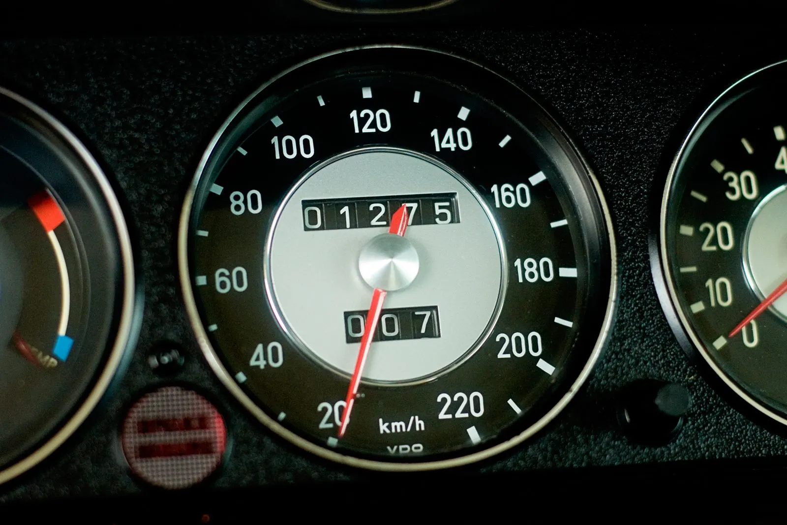 Analogni brzinomjer s brojačem prijeđenih kilometara na instrument ploči starijeg BMW-a