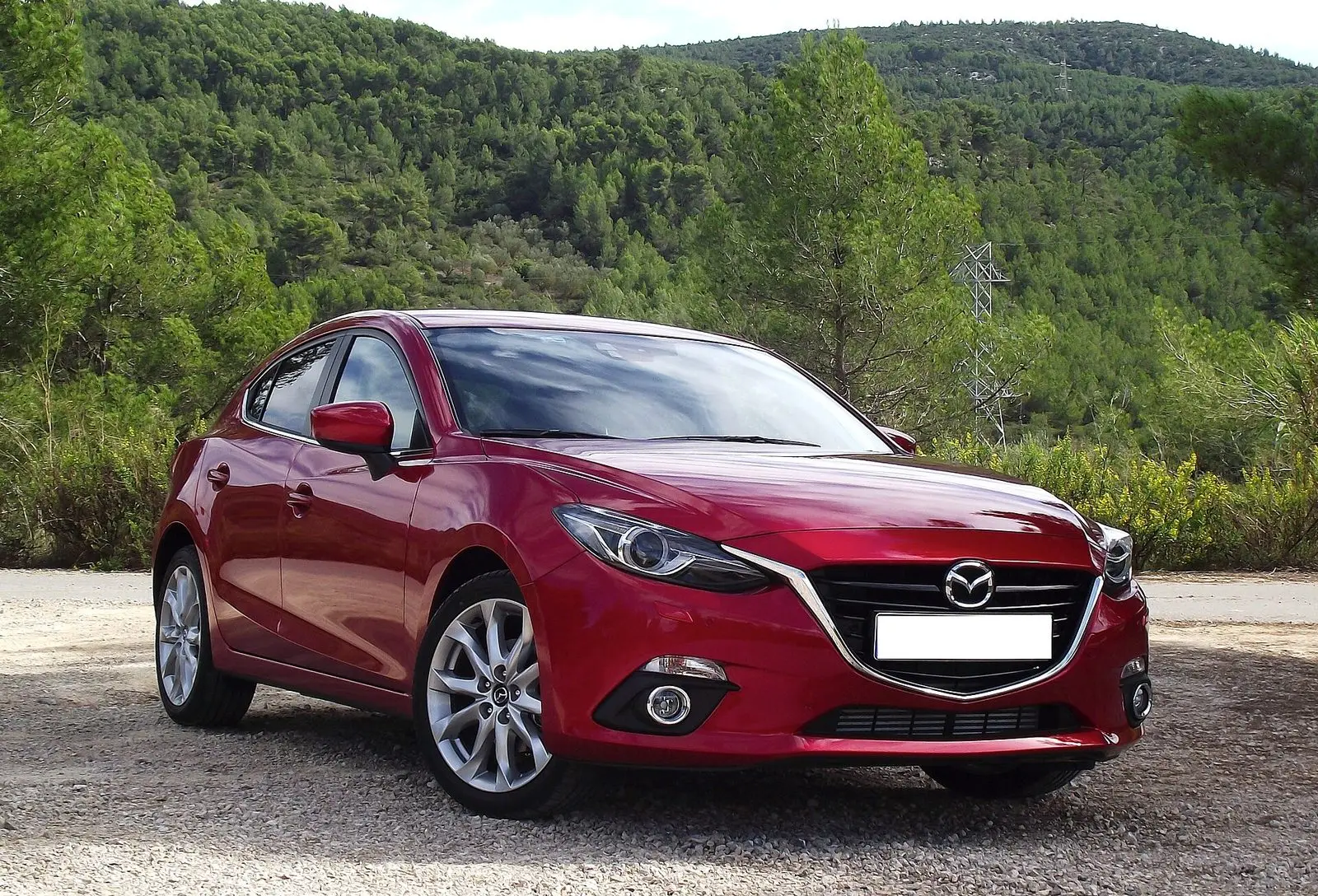 Mazda 3 treće generacije (BM) hatchback u crvenoj boji, pogled sprijeda sa strane