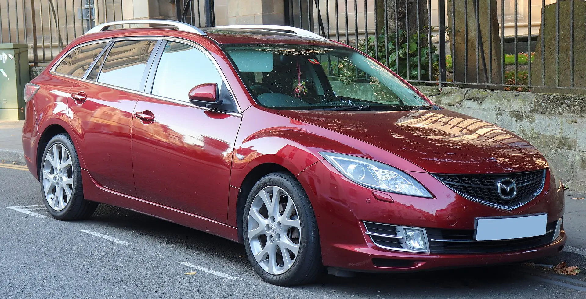 Mazda6 GH (2009.) karavan 2.2 dizel u crvenoj boji, pogled sprijeda sa strane
