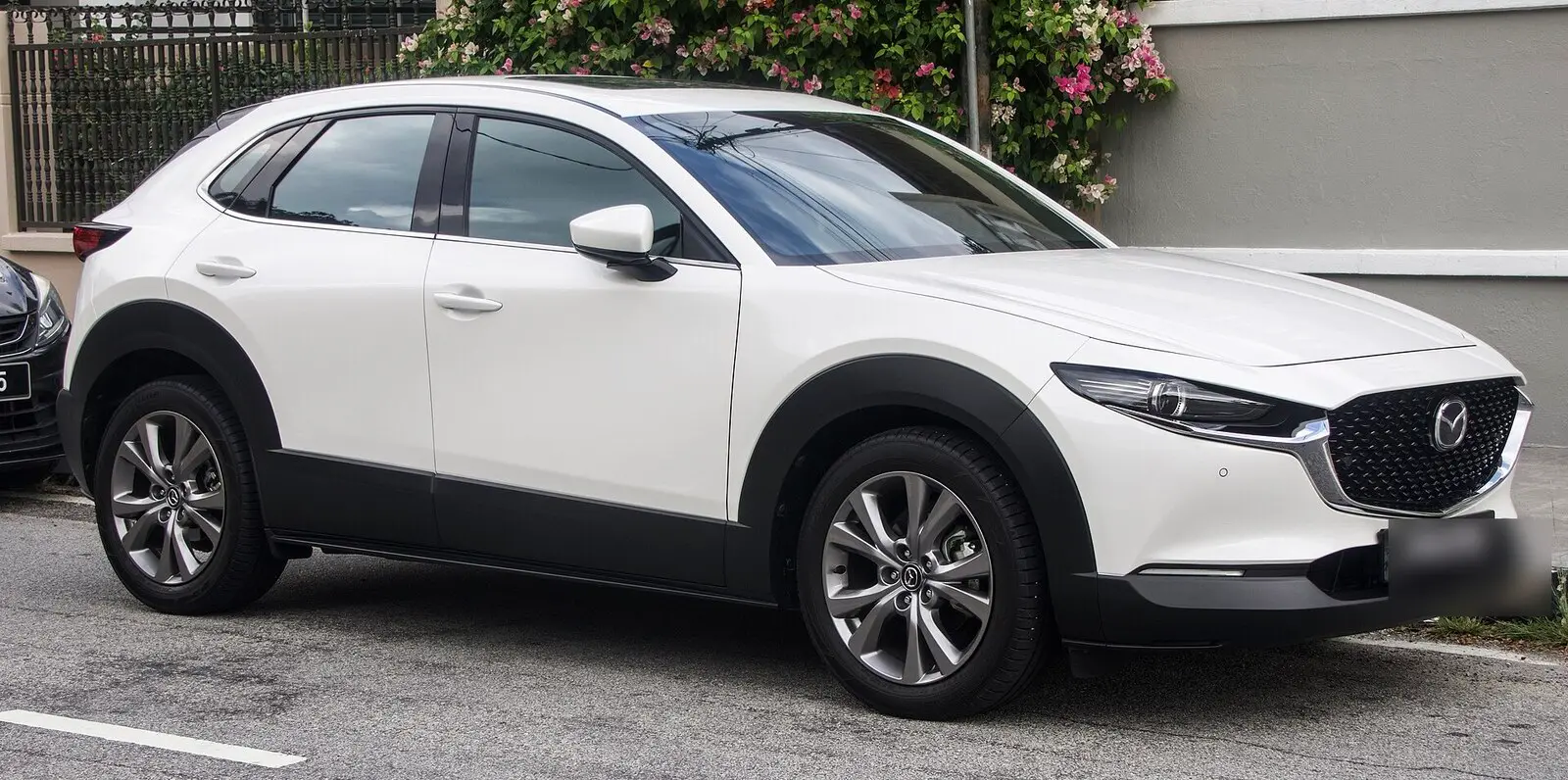 Mazda CX-30 Skyactiv-G (2021.) u bijeloj boji, pogled sprijeda sa strane