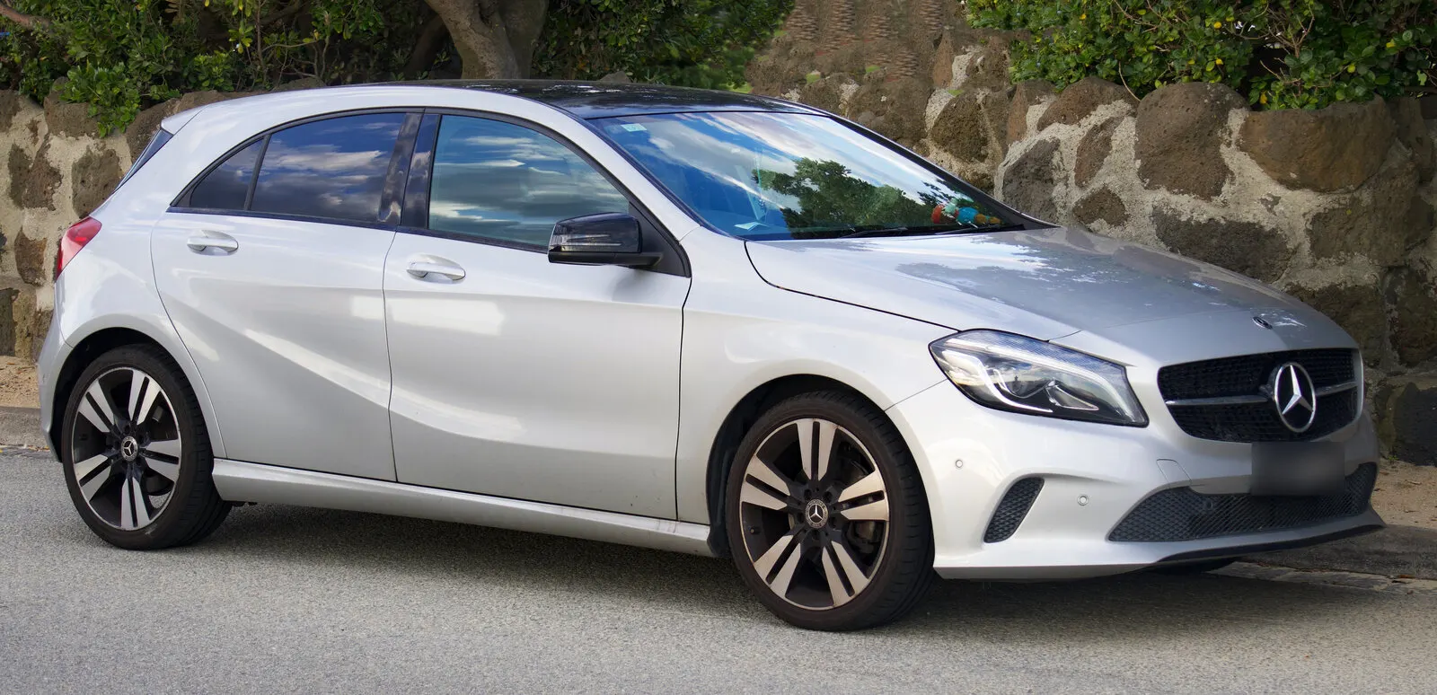Mercedes-Benz A-klasa W176 (A 180, facelift) u srebrnoj boji, pogled sprijeda sa strane