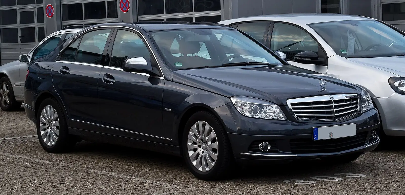 Mercedes-Benz C 180 Kompressor Elegance (W204) prije faceliftinga u tamnoplavoj boji, pogled sprijeda sa strane