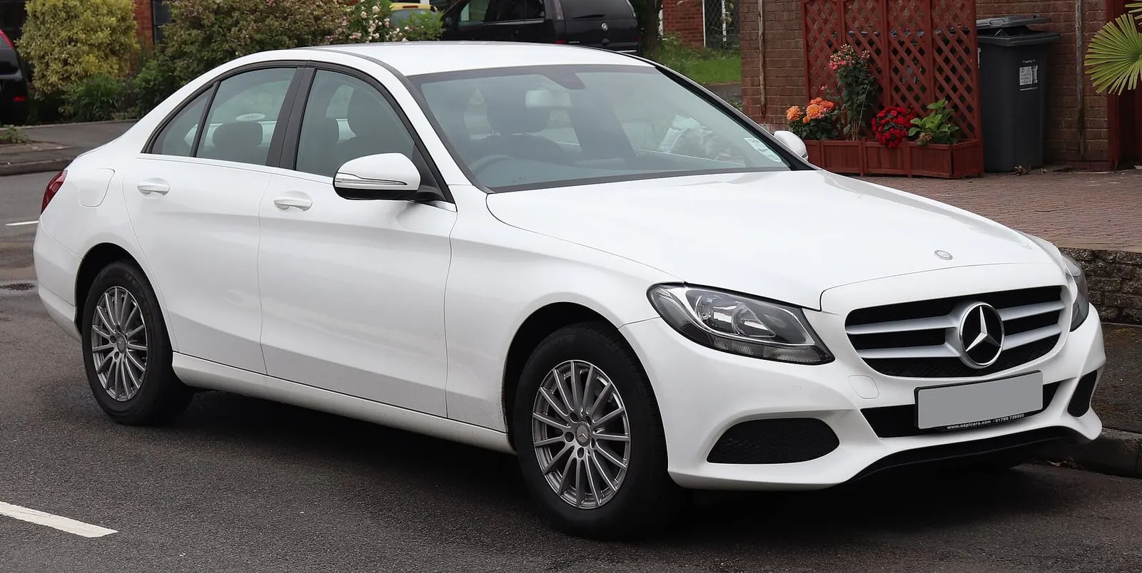 Mercedes-Benz C-klasa (W205) limuzina u bijeloj boji, pogled sprijeda sa strane