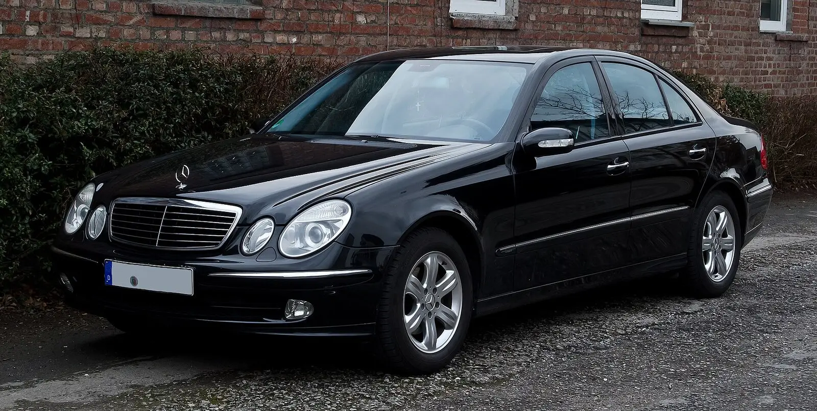Mercedes-Benz E 240 Avantgarde (W211) limuzina prije faceliftinga u crnoj boji, pogled sprijeda sa strane