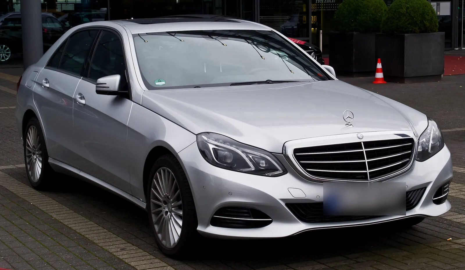 Mercedes-Benz E 220 CDI Elegance (W212, facelift) u srebrnoj boji, pogled sprijeda sa strane