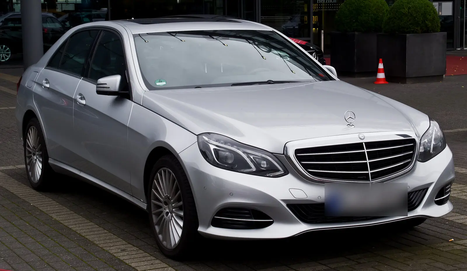 Mercedes-Benz E 220 CDI Elegance (W212, facelift) u srebrnoj boji, pogled sprijeda sa strane