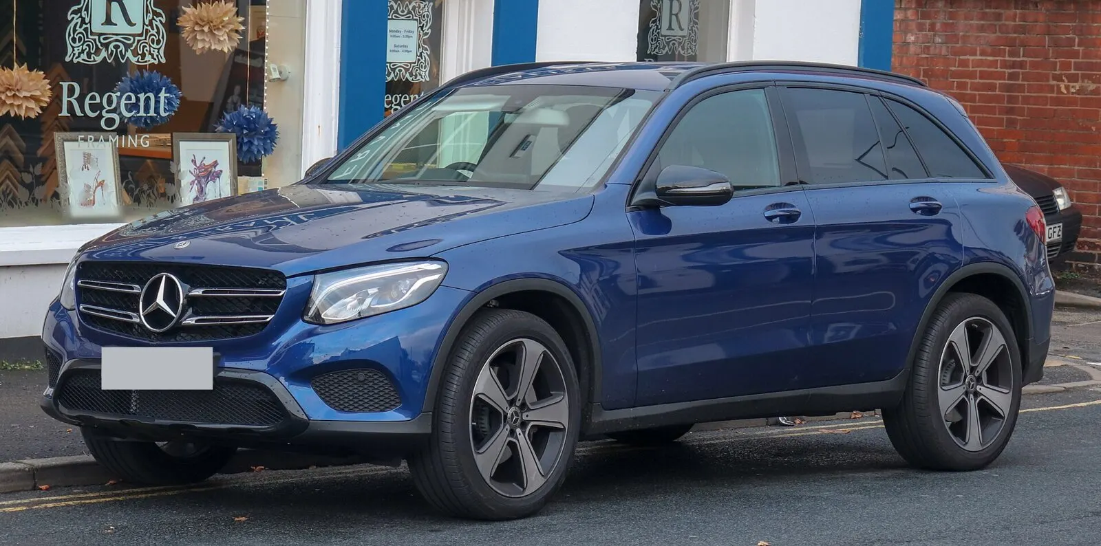 Mercedes-Benz GLC (X253) u plavoj boji, pogled sprijeda sa strane
