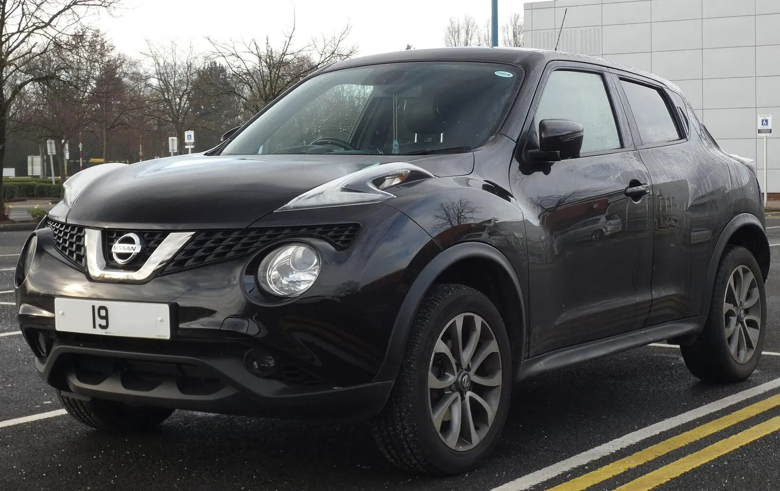Nissan Juke prve generacije (F15) Tekna nakon faceliftinga u crnoj boji, pogled sprijeda sa strane