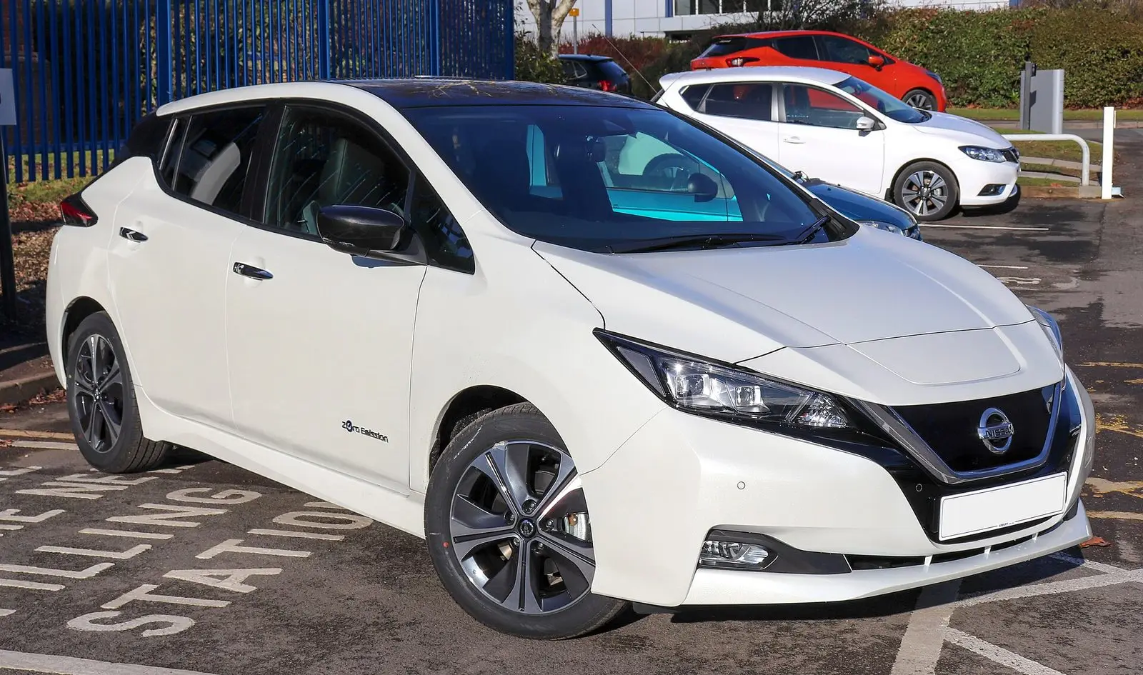 Nissan Leaf druge generacije (ZE1) Tekna u bijeloj boji, pogled sprijeda sa strane