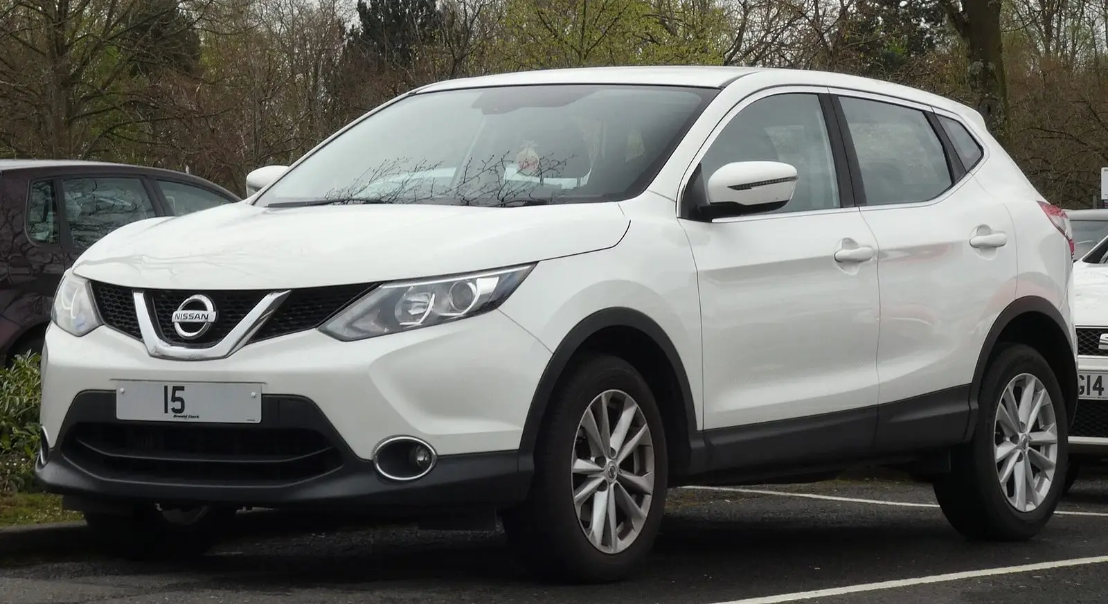 Nissan Qashqai druge generacije (J11) u bijeloj boji, pogled sprijeda sa strane