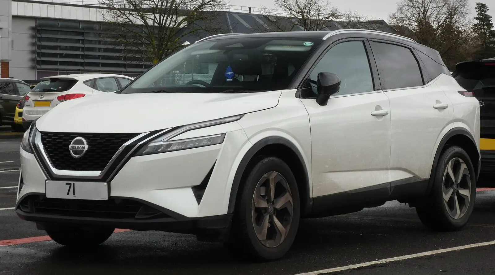 Nissan Qashqai treće generacije (J12) 1.3 DIG-T u bijeloj boji, pogled sprijeda sa strane