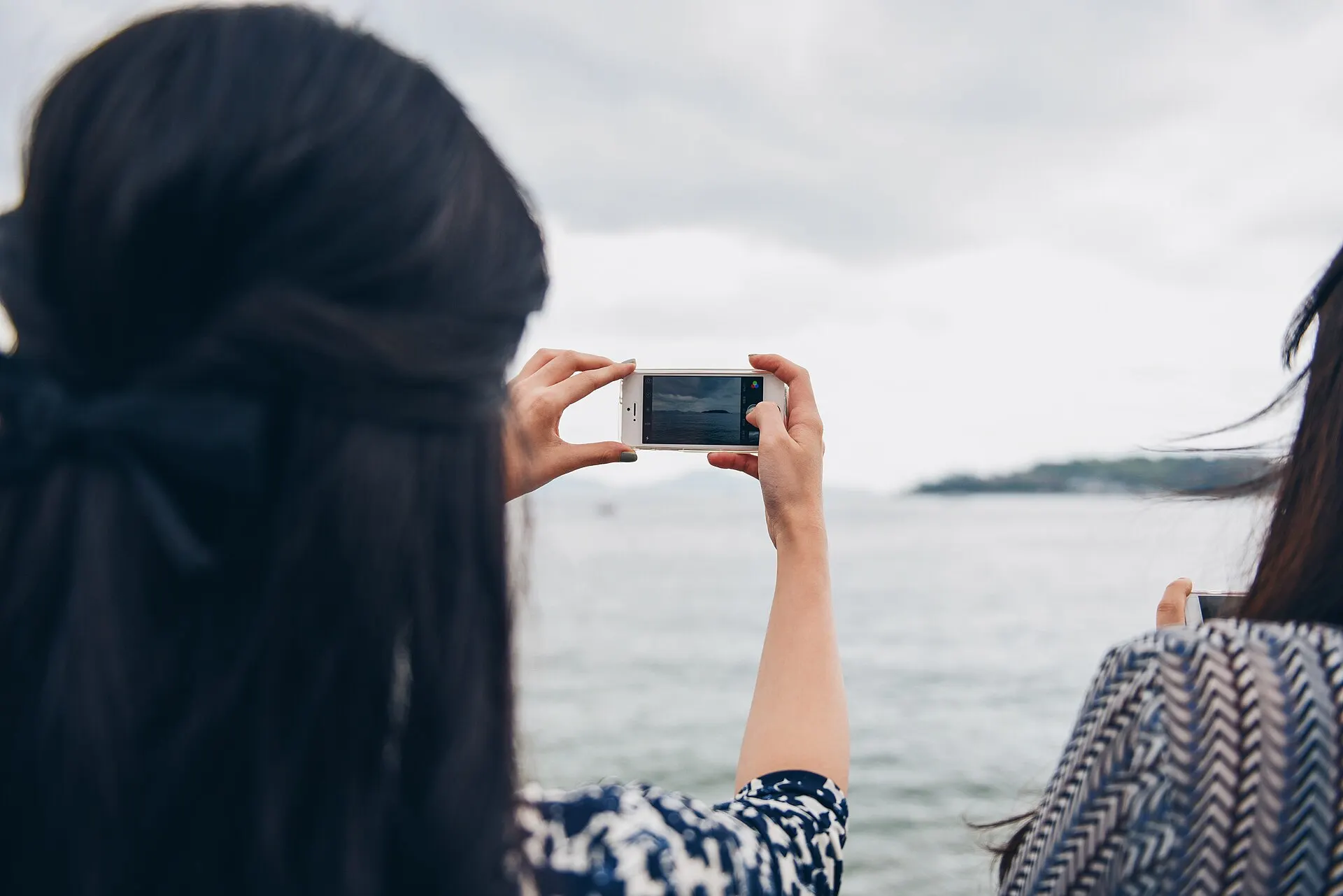 Osoba fotografira pametnim telefonom, kao za fotografije u oglasu