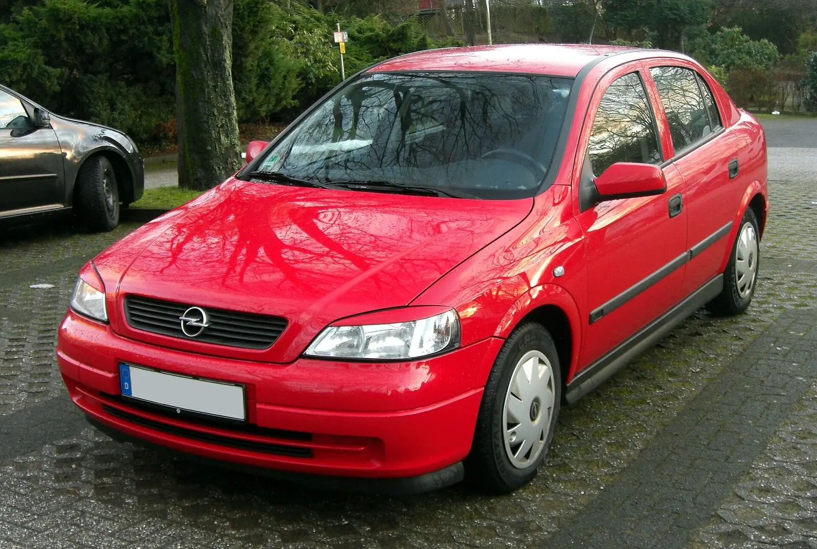 Opel Astra G u crvenoj boji, pogled sprijeda sa strane