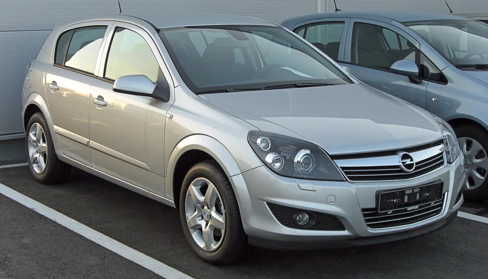 Opel Astra H s pet vrata nakon faceliftinga u srebrnoj boji, pogled sprijeda sa strane