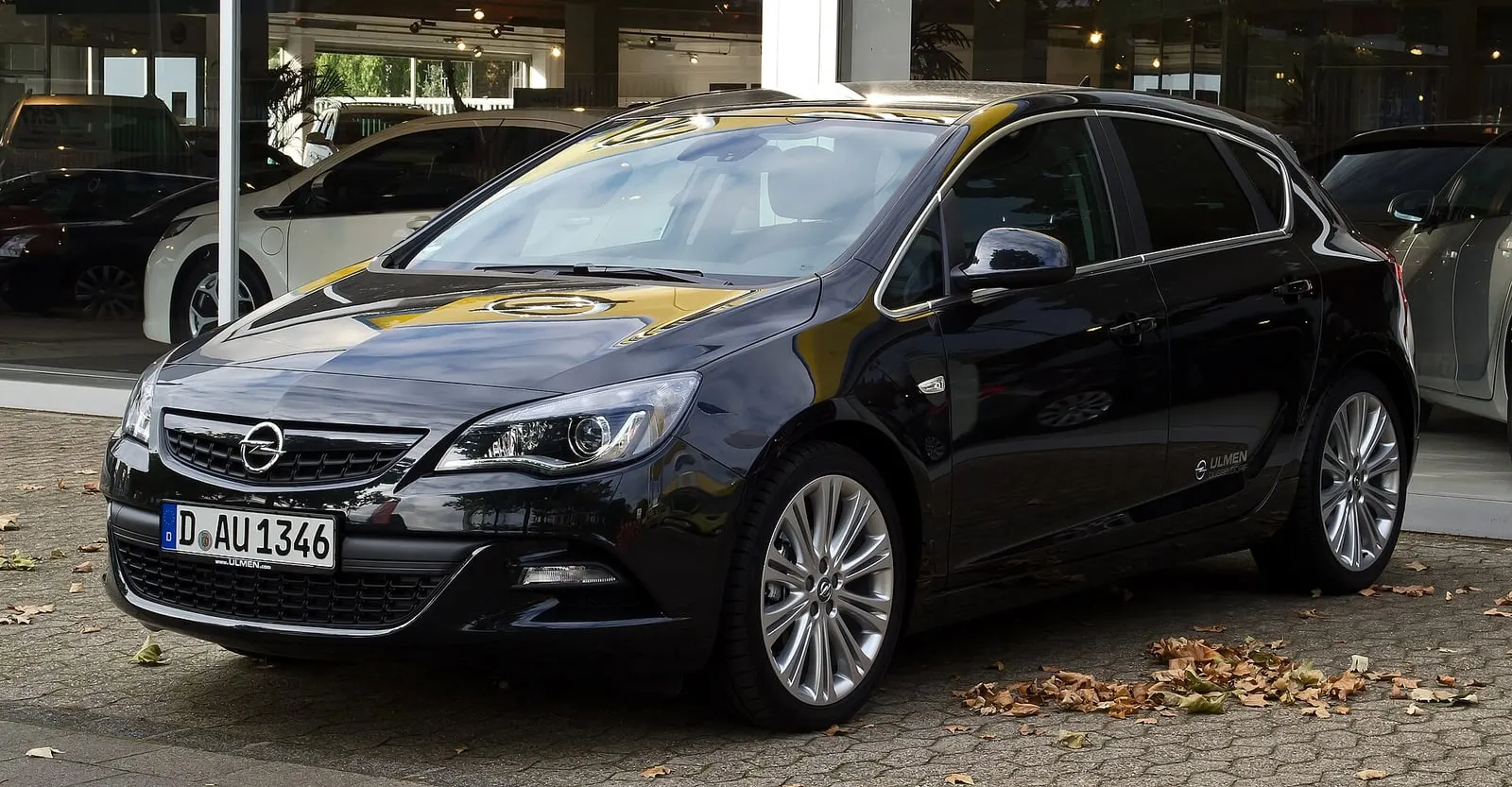 Opel Astra J u crnoj boji, pogled sprijeda sa strane