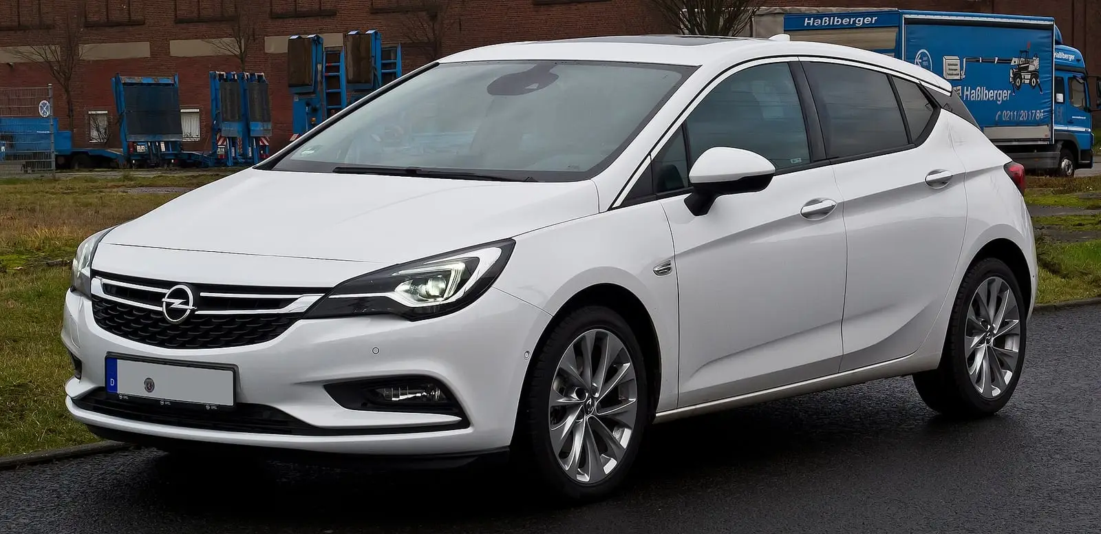Opel Astra K u bijeloj boji, pogled sprijeda sa strane