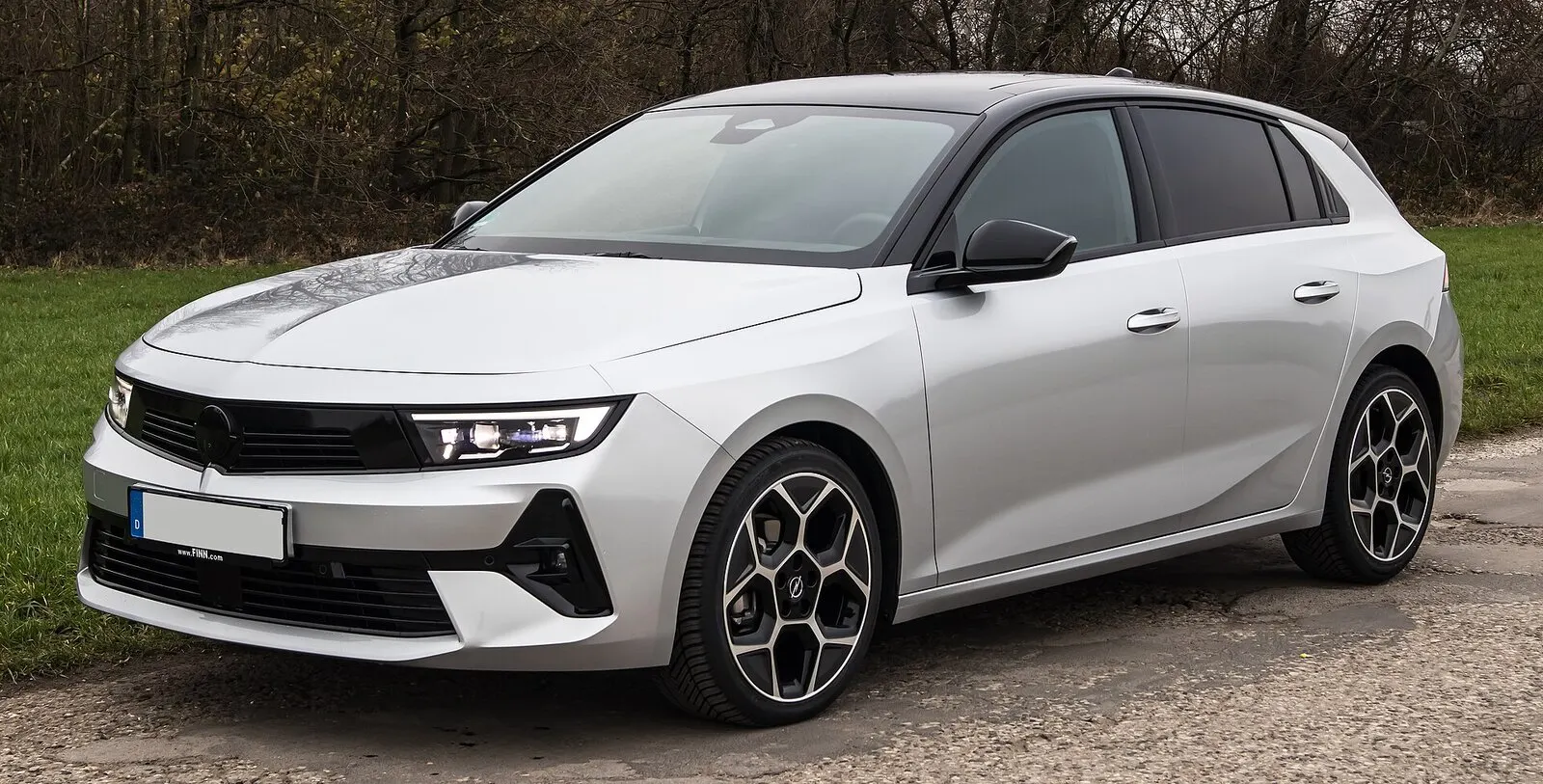 Opel Astra L 1.2 Turbo Ultimate u srebrnoj boji s crnim krovom, pogled sprijeda sa strane