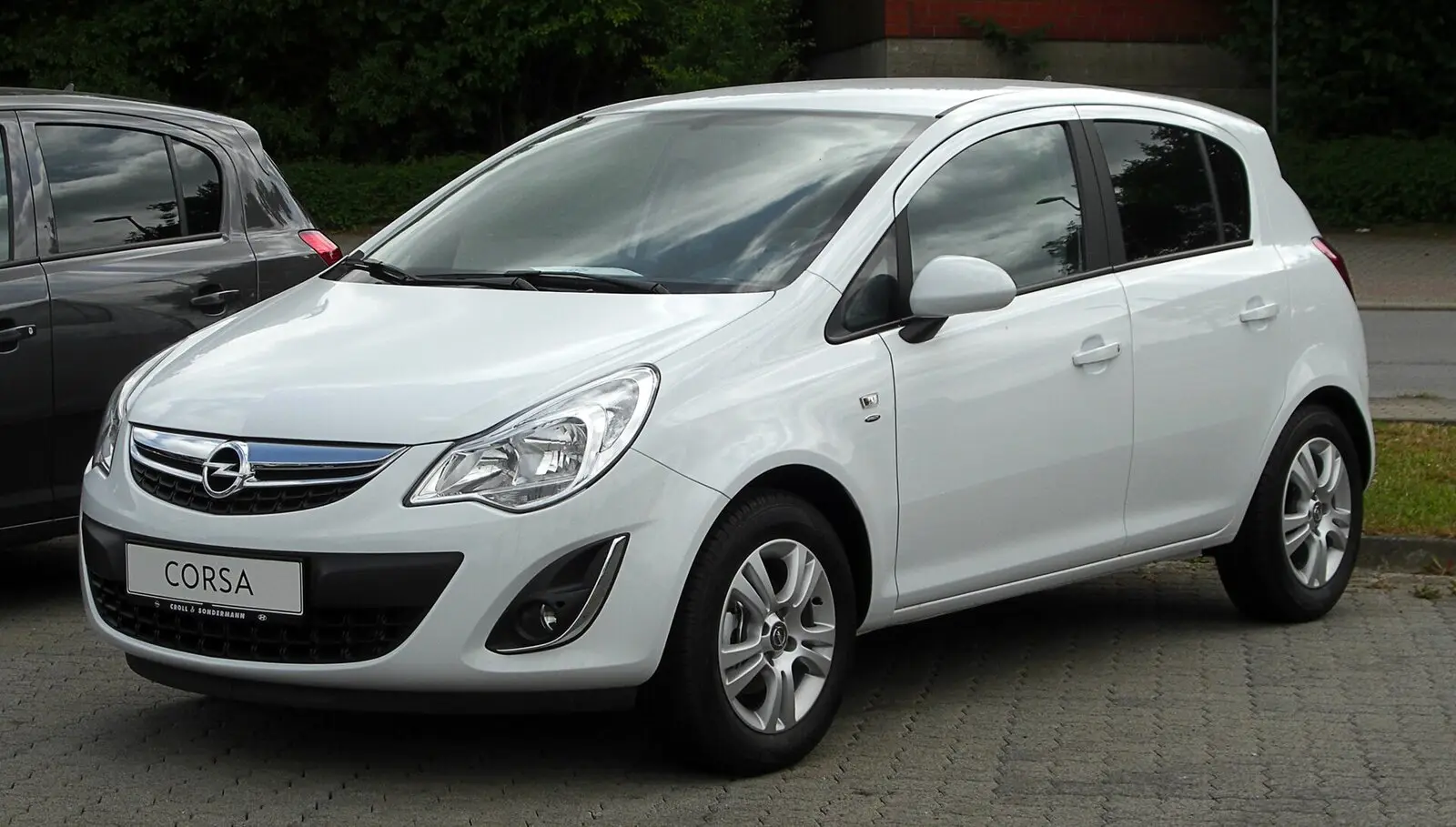 Opel Corsa D s 5 vrata nakon faceliftinga u bijeloj boji, pogled sprijeda sa strane