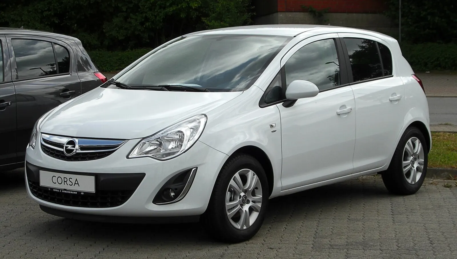 Opel Corsa D s 5 vrata nakon faceliftinga u bijeloj boji, pogled sprijeda sa strane