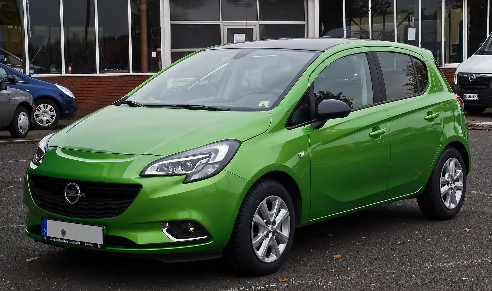 Opel Corsa E u zelenoj boji, pogled sprijeda sa strane