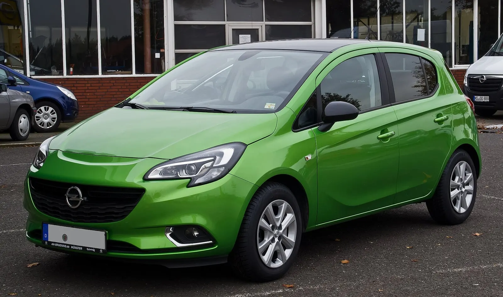 Opel Corsa E u zelenoj boji, pogled sprijeda sa strane