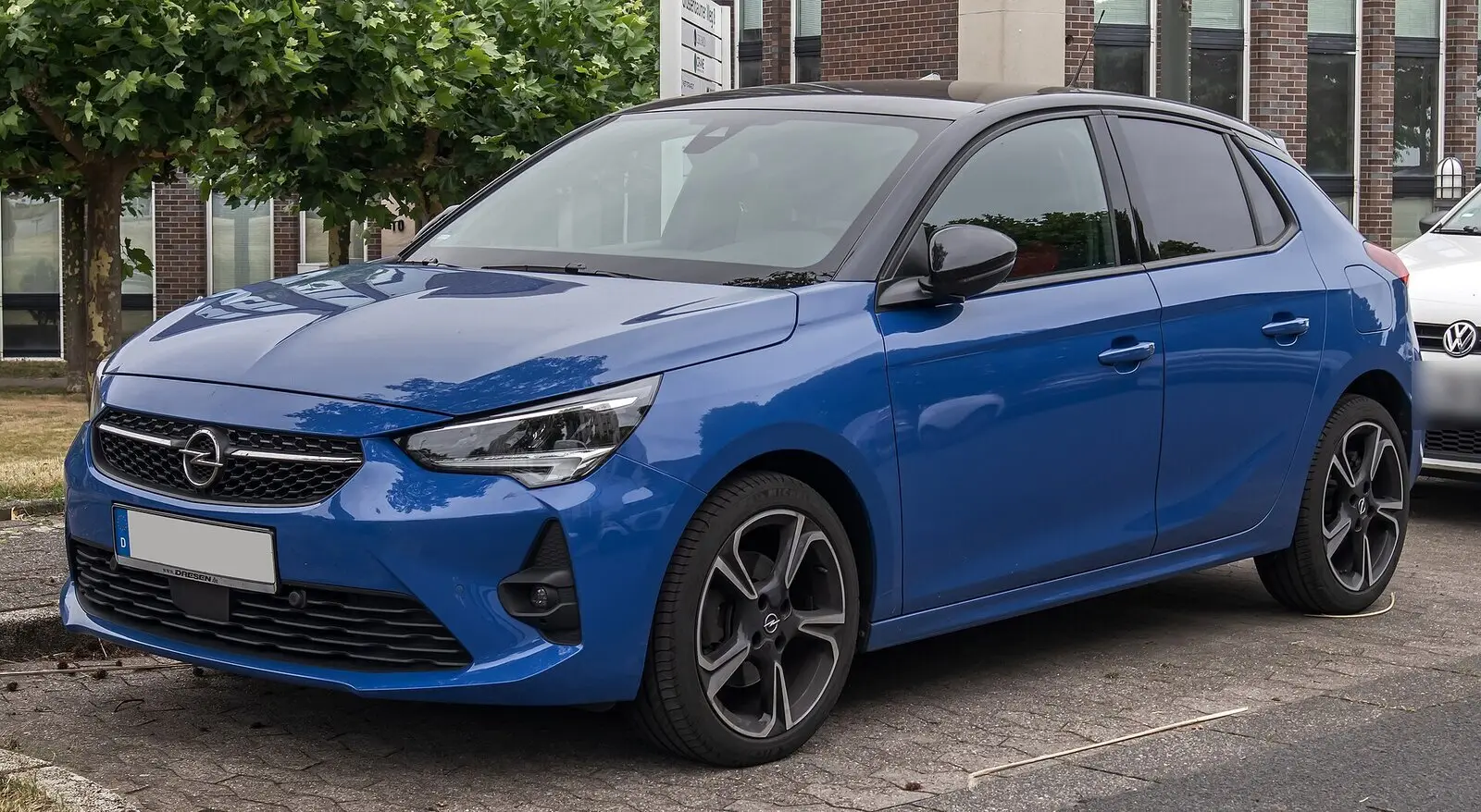 Opel Corsa F 1.2 Turbo GS u plavoj boji s crnim krovom, pogled sprijeda sa strane