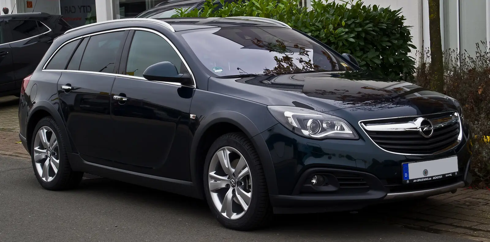 Opel Insignia A Country Tourer (facelift) u tamnoj boji, pogled sprijeda sa strane