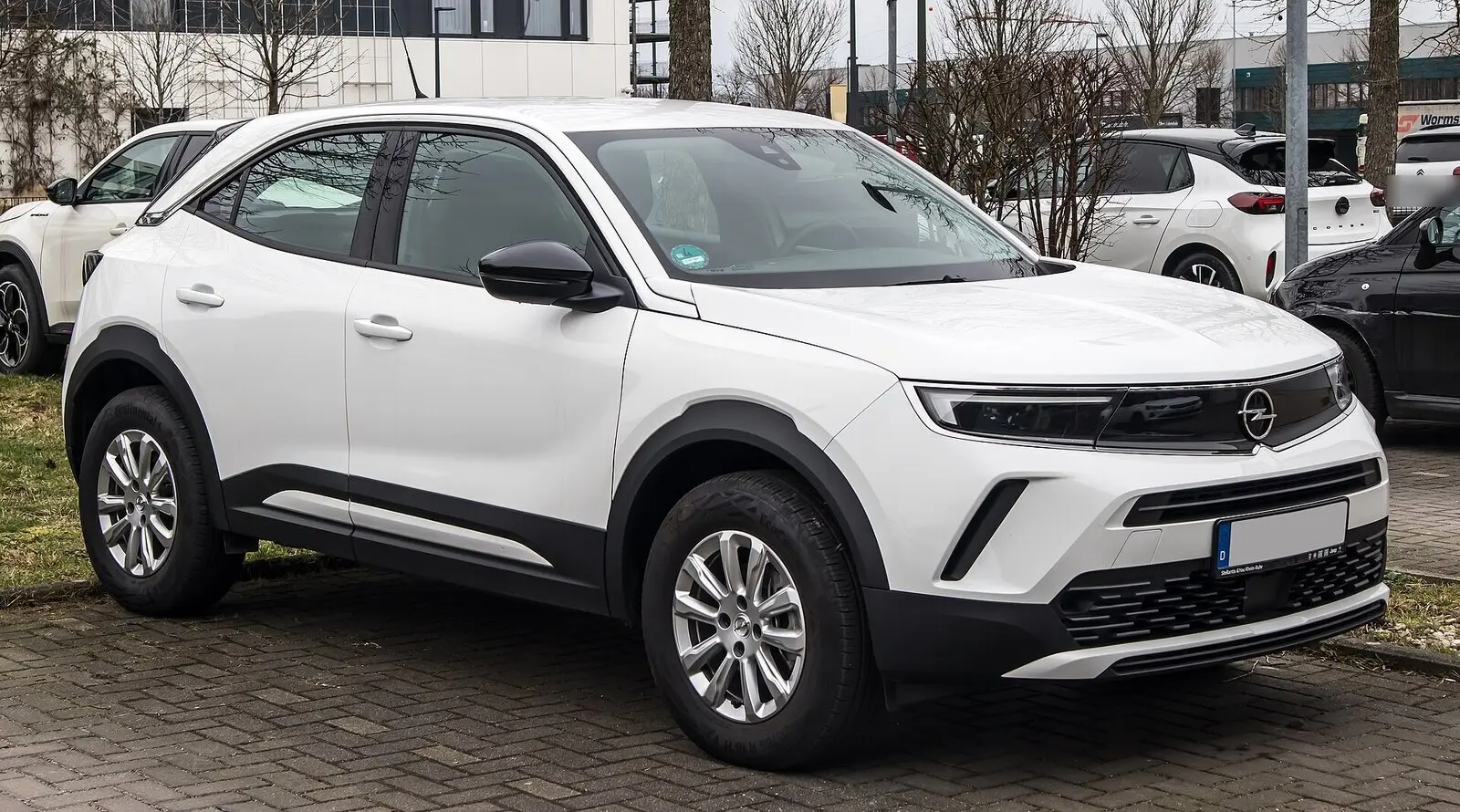Opel Mokka B 1.2 Turbo Elegance u bijeloj boji, pogled sprijeda sa strane