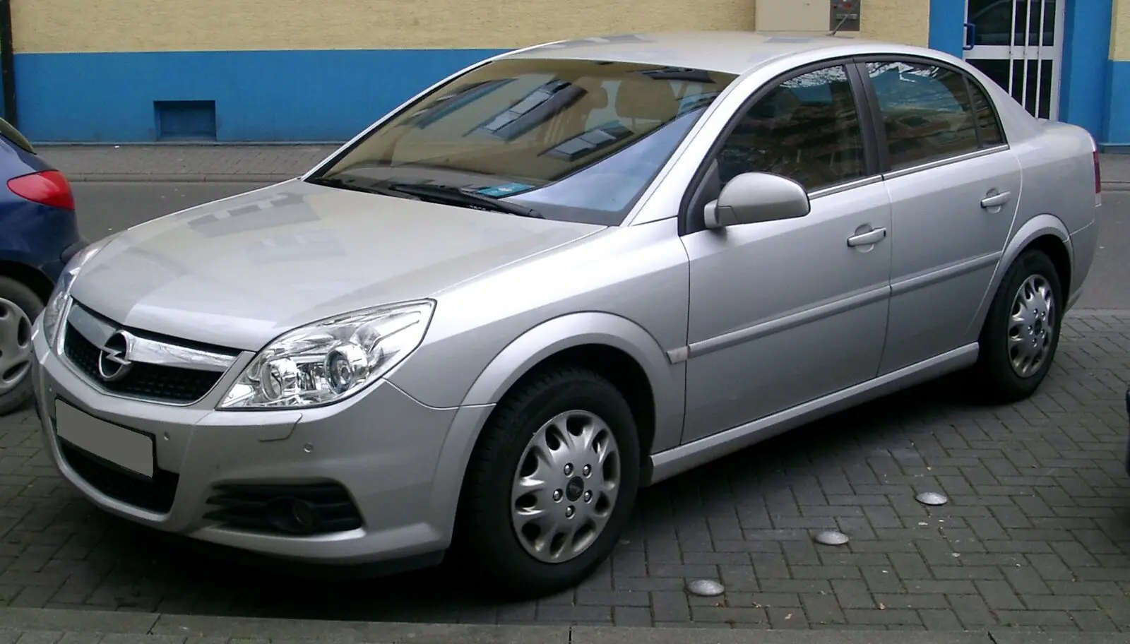 Opel Vectra C limuzina nakon faceliftinga u srebrnoj boji, pogled sprijeda sa strane